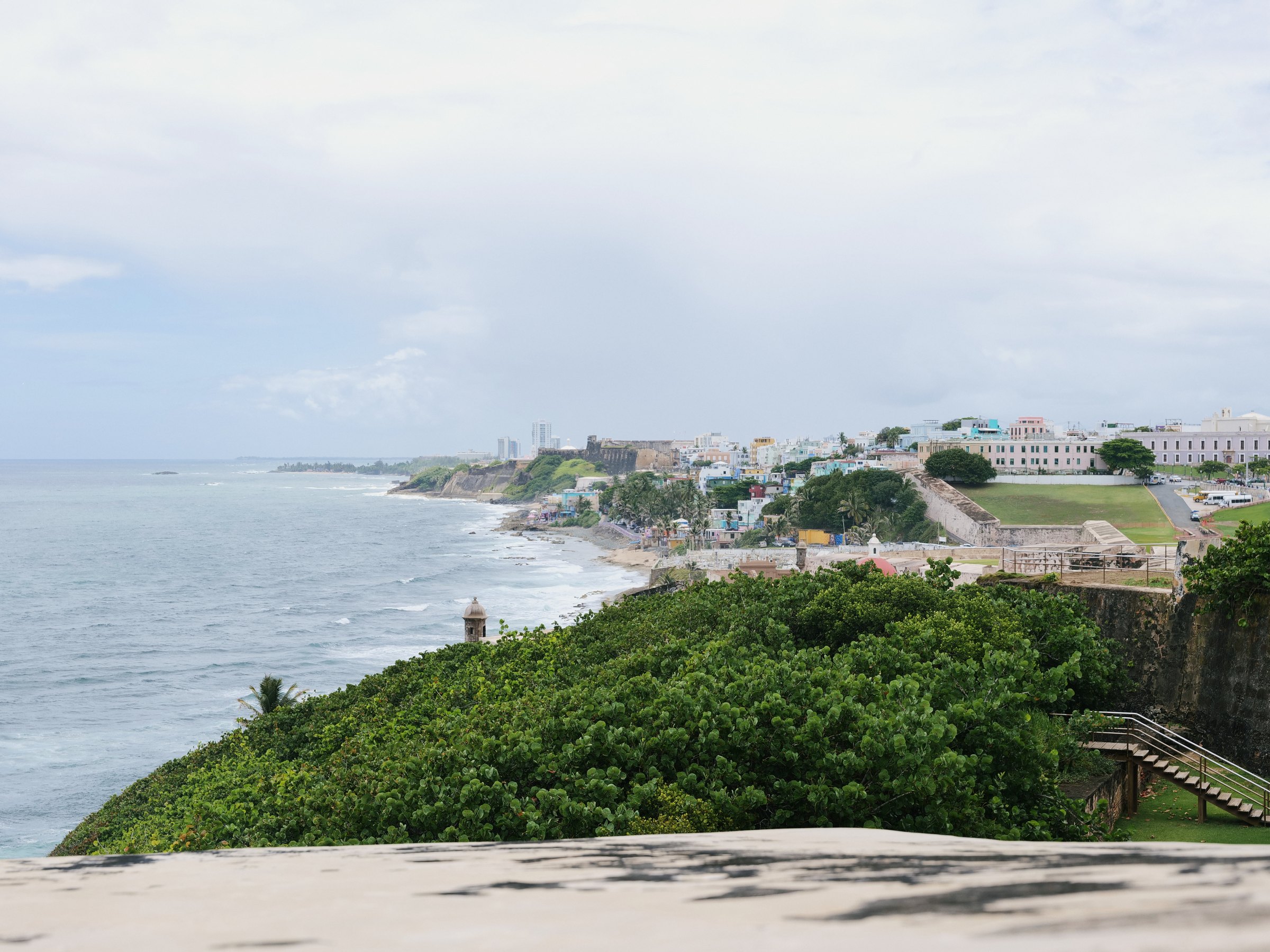 La costa del Viejo San Juan y el océano vistos desde lo alto del castillo El Morro
