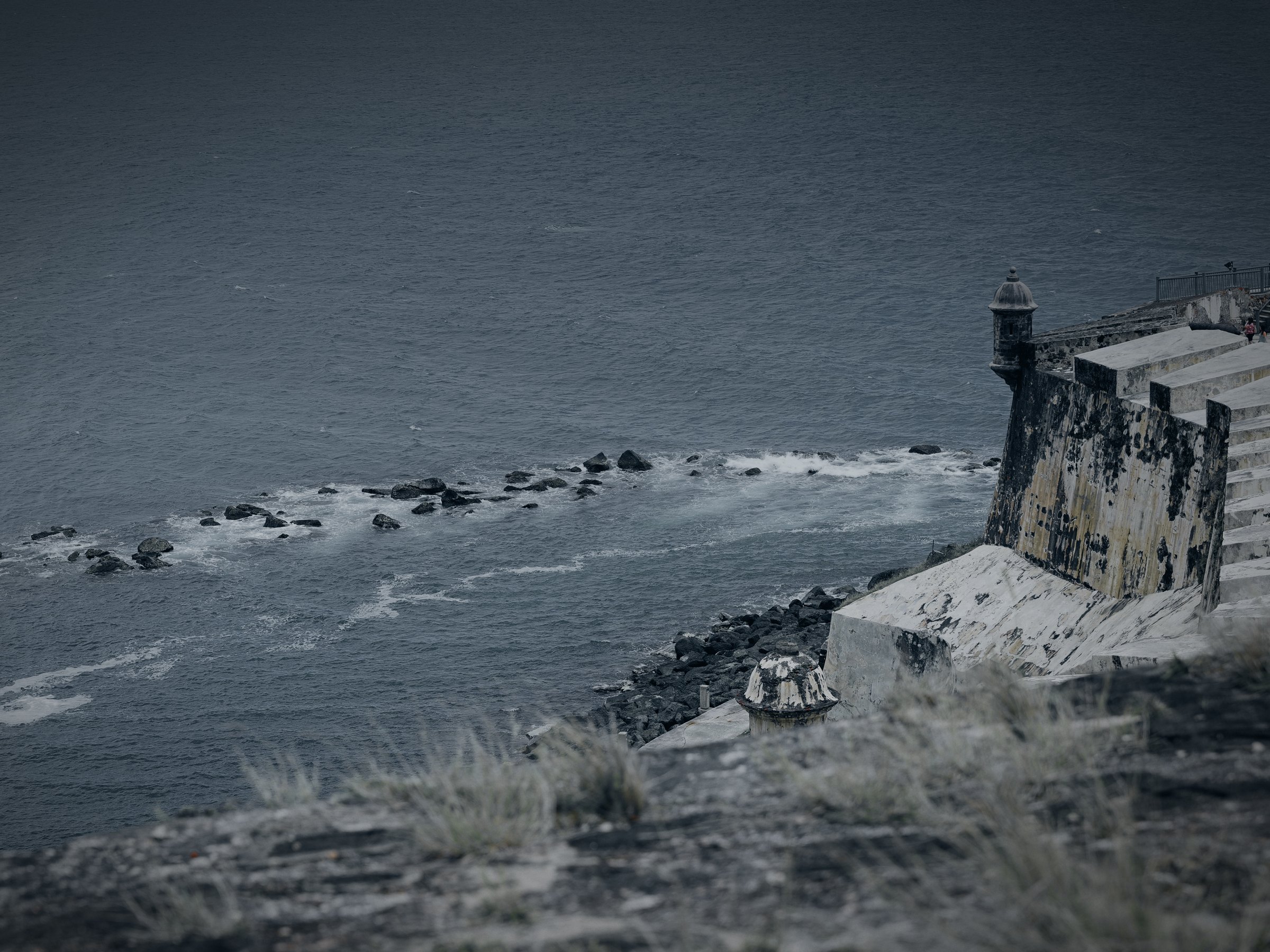 Las olas del océano golpean las rocas bajo las murallas de El Morro