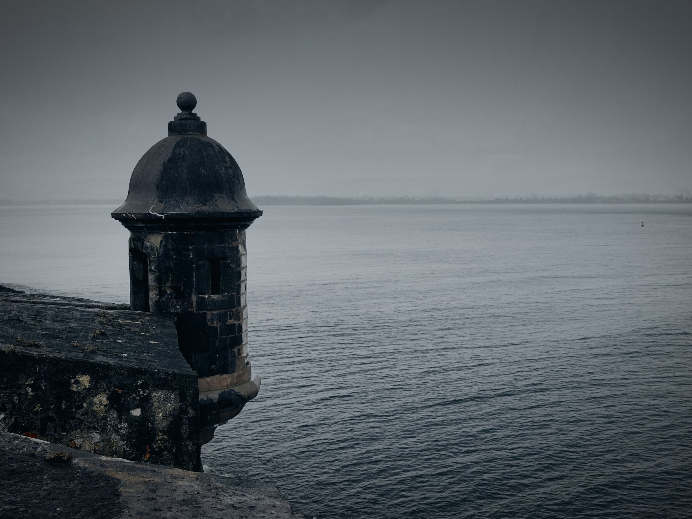 Una antigua garita de piedra en la muralla de El Morro sobre el mar