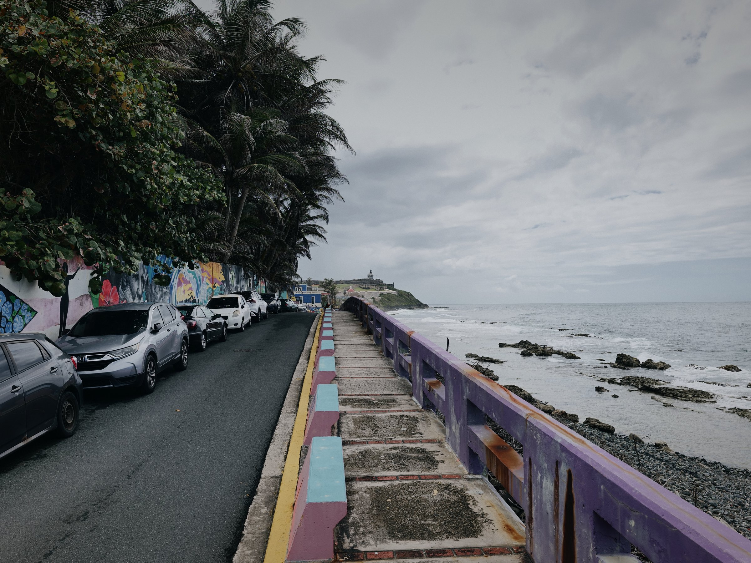 El paseo colorido junto al mar al lado de La Perla, San Juan