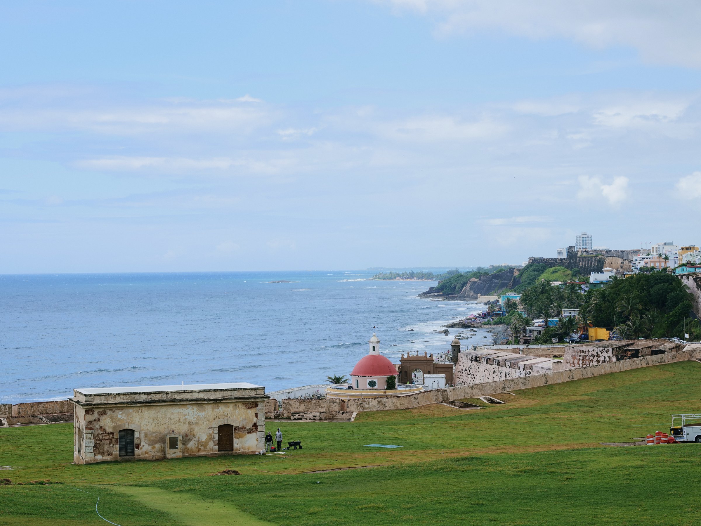 La explanada verde de El Morro y el antiguo cementerio de San Juan junto al Atlántico
